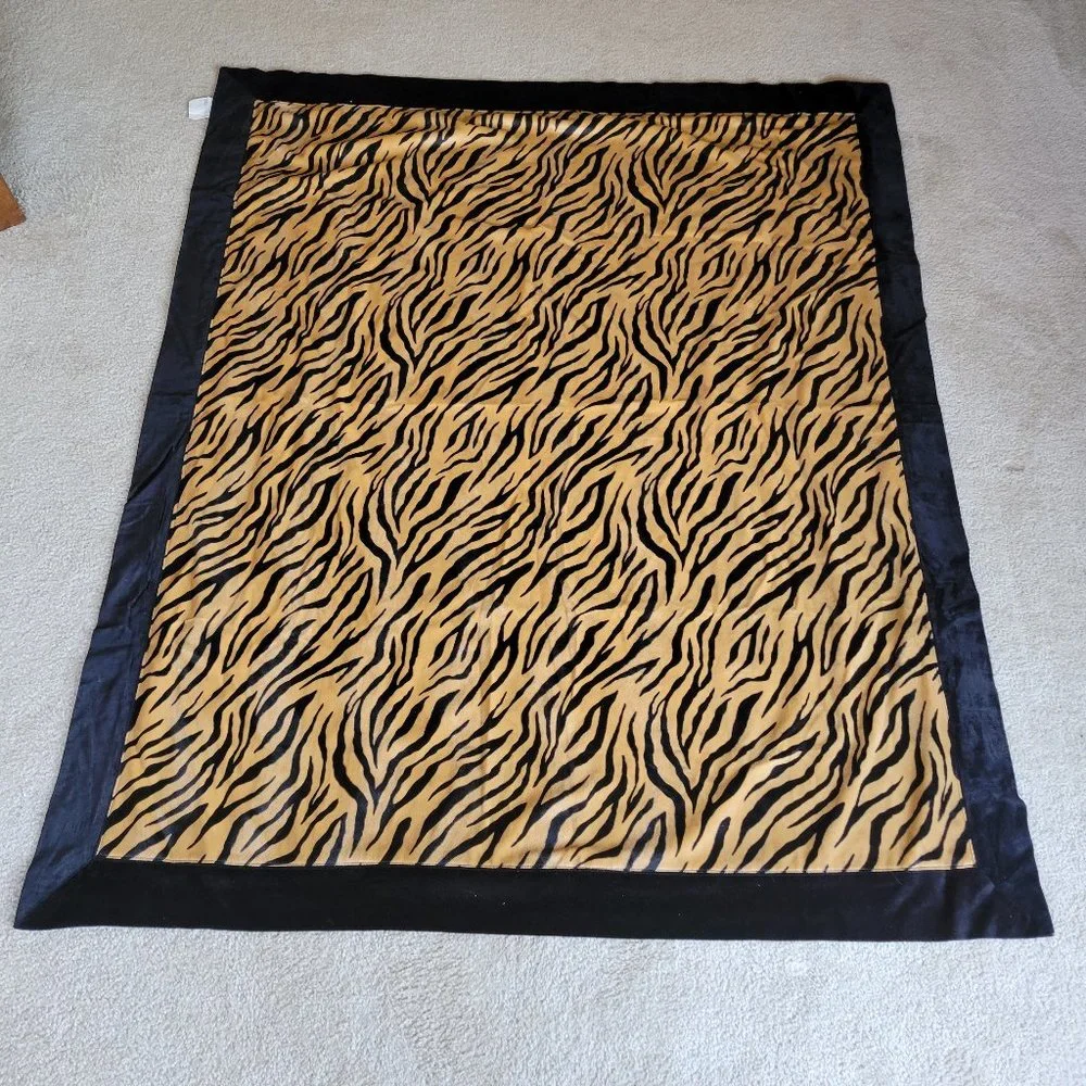 NWT Tiger Print Velvety Throw Blanket With Realistic 